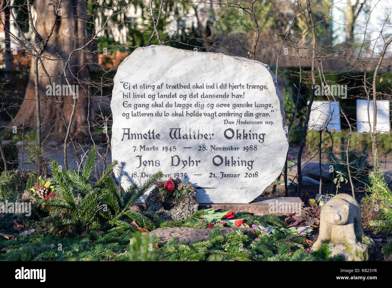 Tombe de Jens Dyhr Okking (1939-2018), acteur et homme politique danois, cimetière de Holmen, Copenhague, Danemark Banque D'Images