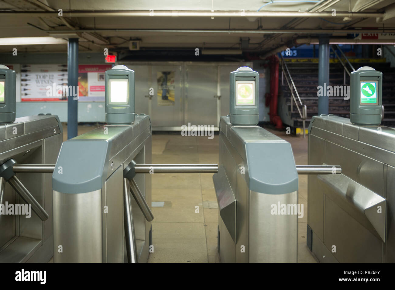 Hoboken, New Jersey - 5 janv. 2019 : Portillons avec pas de personnes marchant dans la station montrant la navette. Peut être utilisé pour personne qui marche par en arrière-plan. Banque D'Images