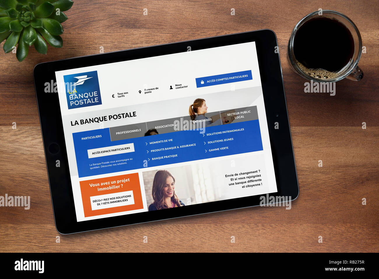 Le site internet de La Banque Postale est vu sur un iPad tablet, qui repose  sur une table en bois (usage éditorial uniquement Photo Stock - Alamy
