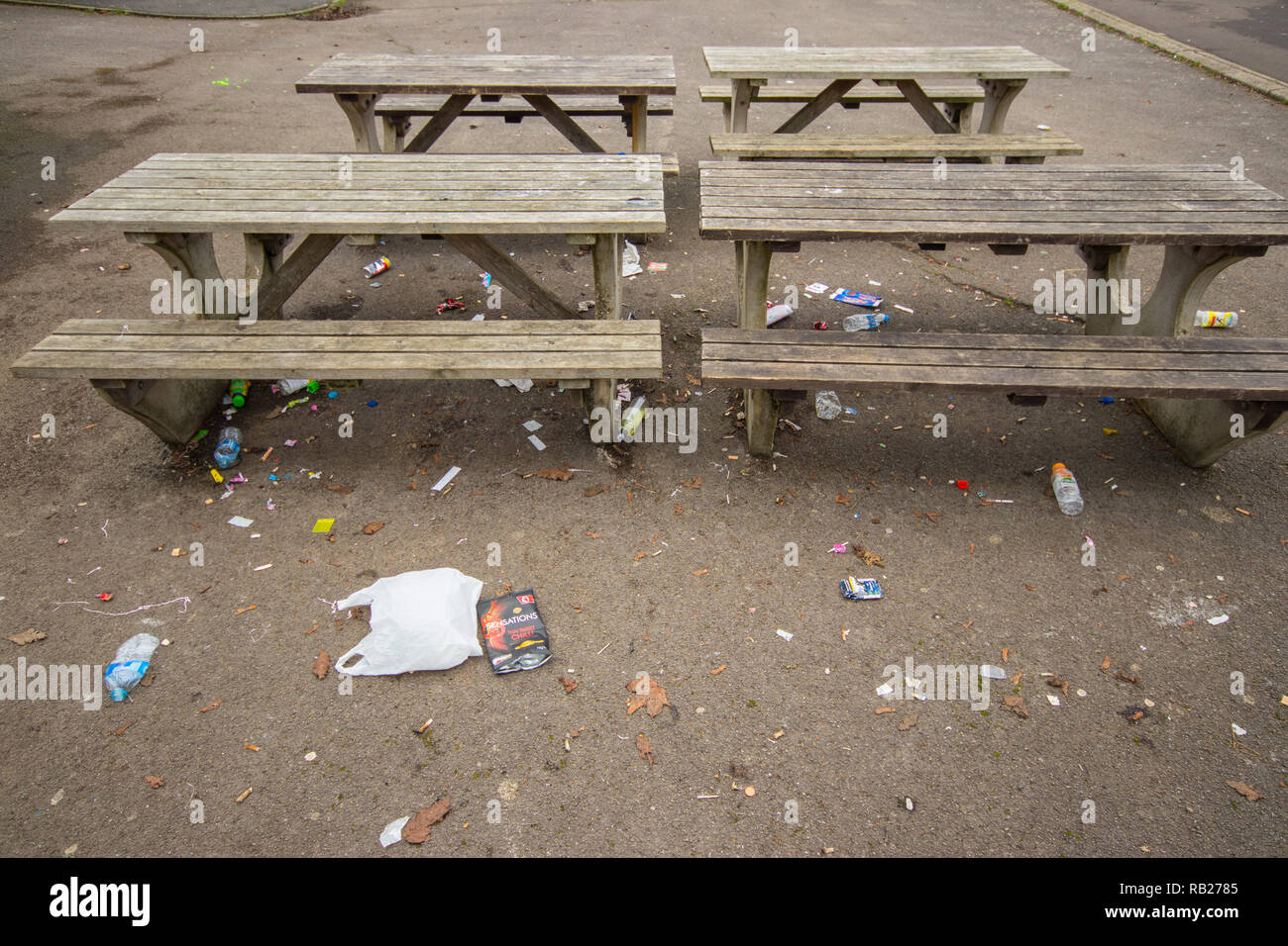 Jonché de déchets autour des bancs de parc Banque D'Images