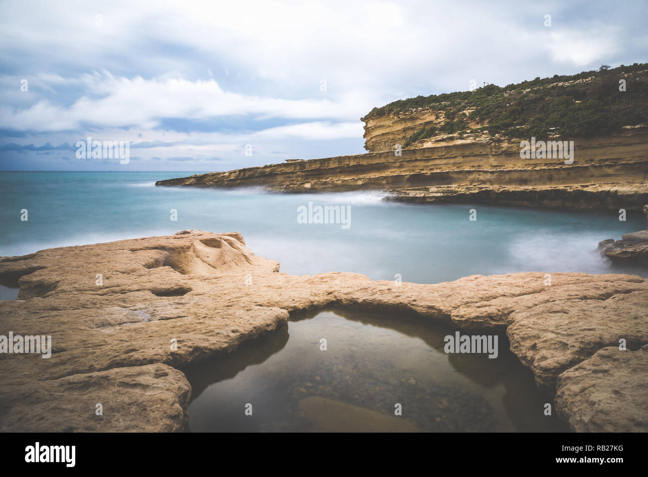 Belle vue sur piscine Saint Pierre sur l'île de Malte, mer Méditerranée Banque D'Images