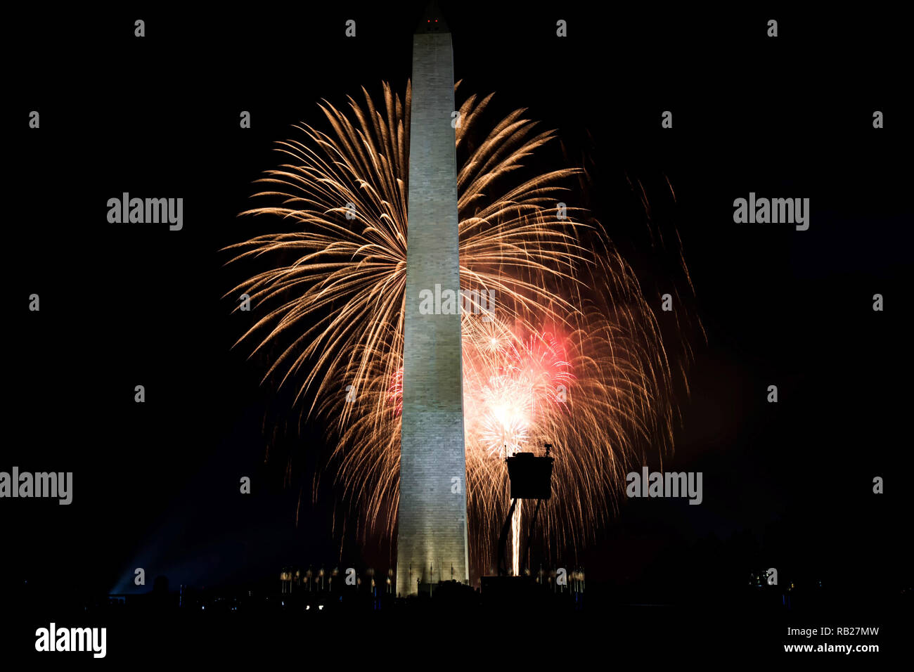 Le Washington Monument et un stand de la police sont au premier plan d'un feu d'artifice le 4 juillet Banque D'Images