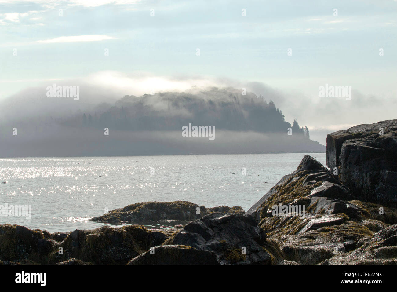 Une vue du Bar Harbor shore d'une des îles couvertes de Porcupine au petit matin le brouillard sur une belle journée ensoleillée dans le Maine Banque D'Images