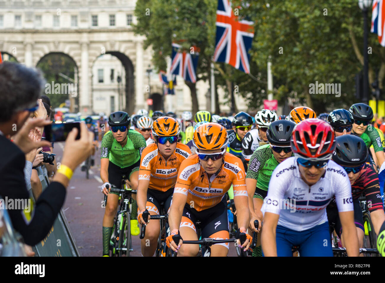 Les cyclistes dans le Prudential RideLondon 2018 vélo de course vers le bas le centre commercial avant le départ de la course, London, UK Banque D'Images