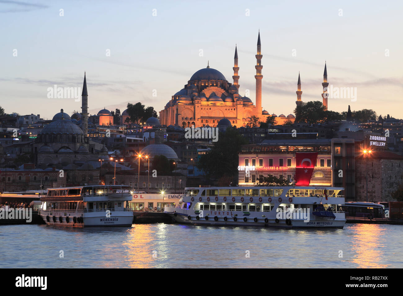 Vieille Ville, Mosquée de Suleymaniye, au crépuscule, Eminonu, corne d'or, l'arrêt Bosphorus, Istanbul, Turquie, Europe Banque D'Images