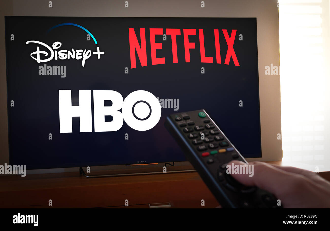 Barcelone, Espagne. Jan 2019 : l'homme est titulaire d'une commande à distance avec le nouveau Disney + sur écran plat. Disney + est un service d'abonnement en ligne streaming vidéo.Di Banque D'Images