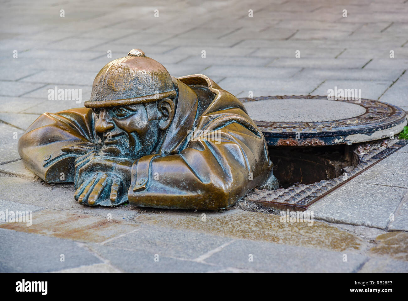 Célèbre attraction touristique à Bratislava - un homme en laiton scrutant d'un regard - Il est également connu sous le nom de la travailleuse d'égout Cumil Banque D'Images