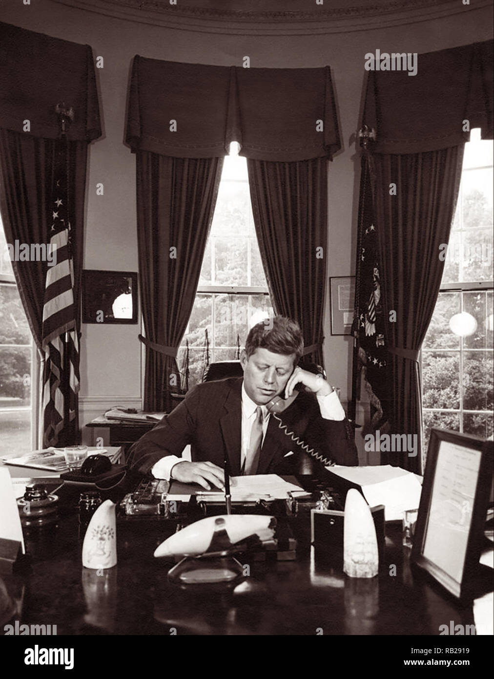 Le président John F. Kennedy à l'AMVETS Convention à New York par téléphone depuis le bureau ovale de la Maison Blanche le 23 août 1962. Banque D'Images