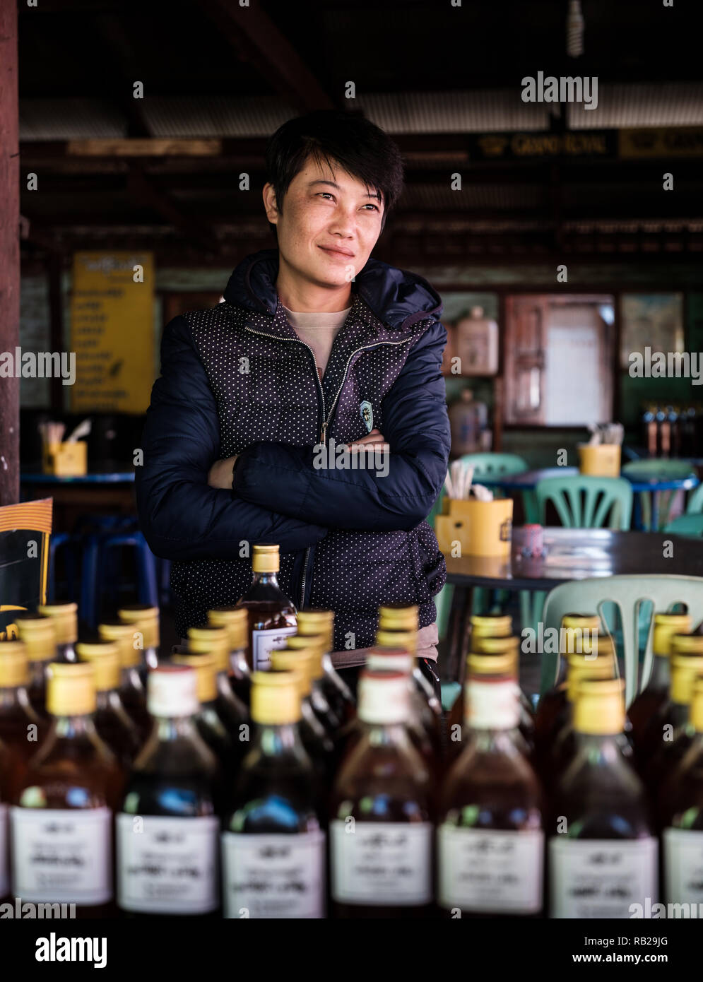 TONG KYAING, MYANMAR - CIRCA DÉCEMBRE 2017 : femme birmane vendant du vin de riz à la Loi Mwe Hill Village. Vin de riz est une spécialité de la région. S Shan Banque D'Images