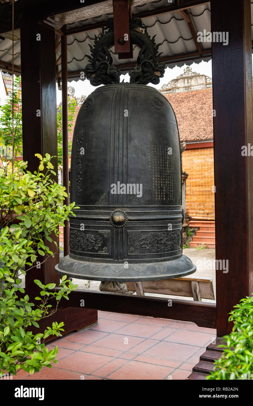 Grand temple bouddhiste Bronze bell, Vietnam Banque D'Images