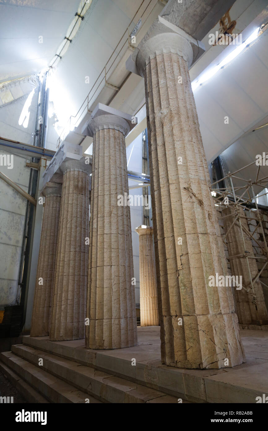Ancien Temple d'Apollon restauré sous la protection d'un grand dais de Bassae (table salières soucoupes tasses vaisselle), Grèce Banque D'Images