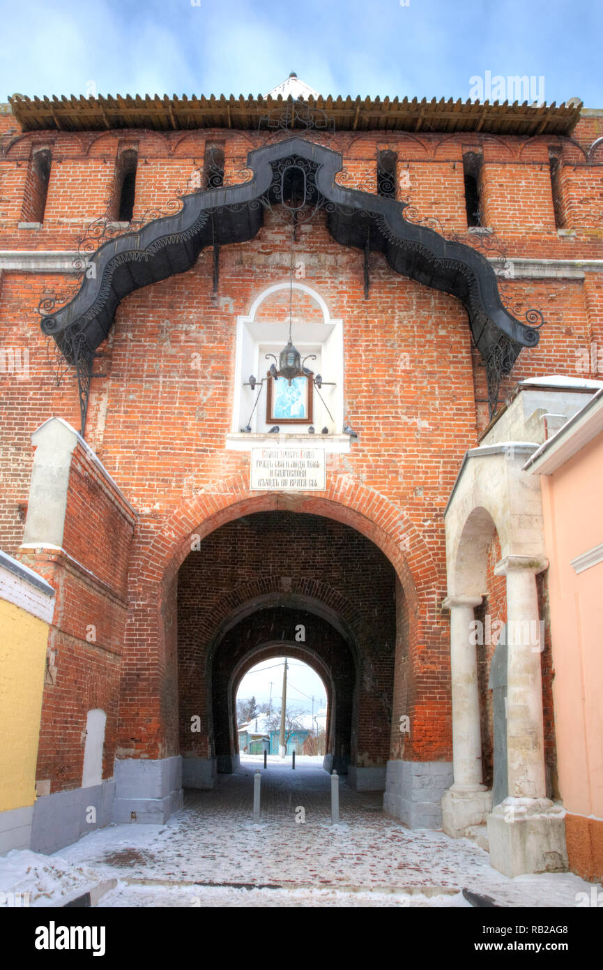 Complexe du temple historique sur le territoire du Kremlin dans la ville de Kolomna. Pyatnitsky Gate - l'entrée principale de l'ancienne forteresse Banque D'Images