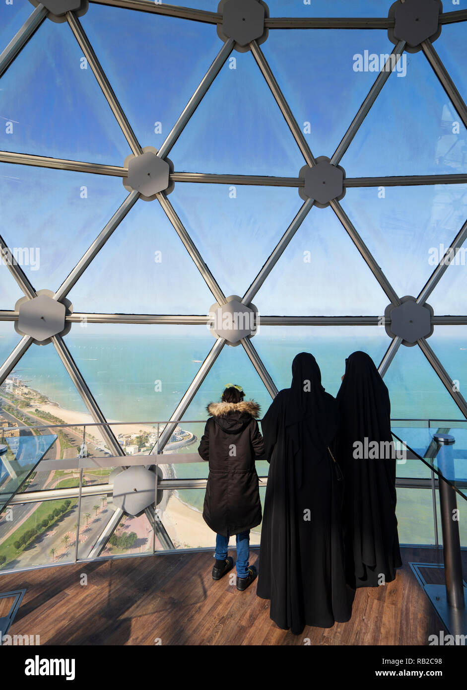 Visiteurs à l'affichage à l'intérieur du dôme Kuwait Towers dans la ville de Koweït, Koweït Banque D'Images
