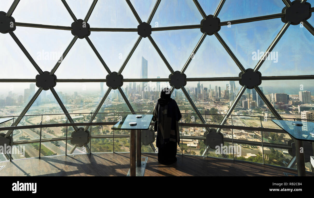 Woman looking at view de Koweït City du dôme de visualisation à l'intérieur du Koweït Towers dans la ville de Koweït, Koweït Banque D'Images