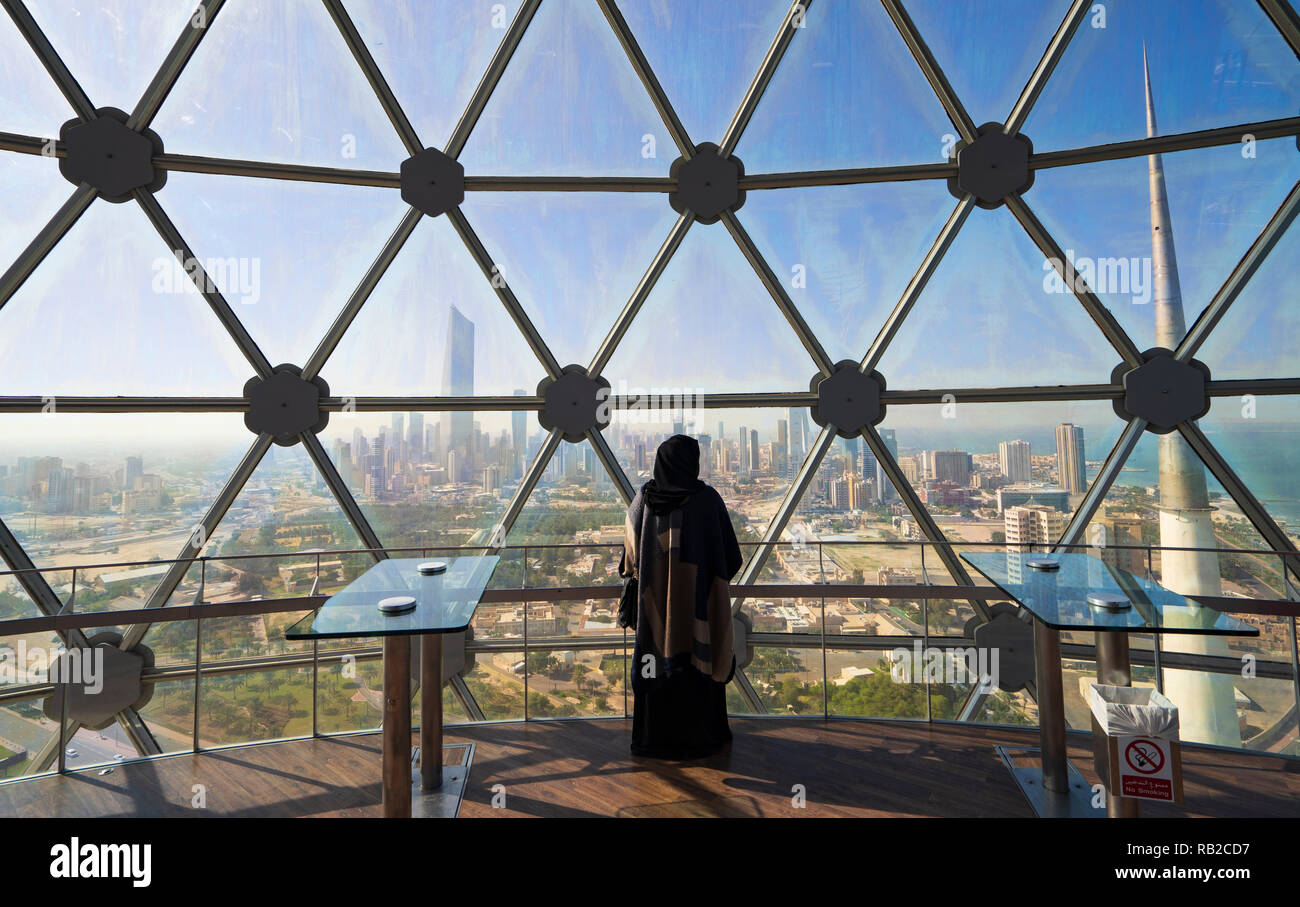 Woman looking at view de Koweït City du dôme de visualisation à l'intérieur du Koweït Towers dans la ville de Koweït, Koweït Banque D'Images