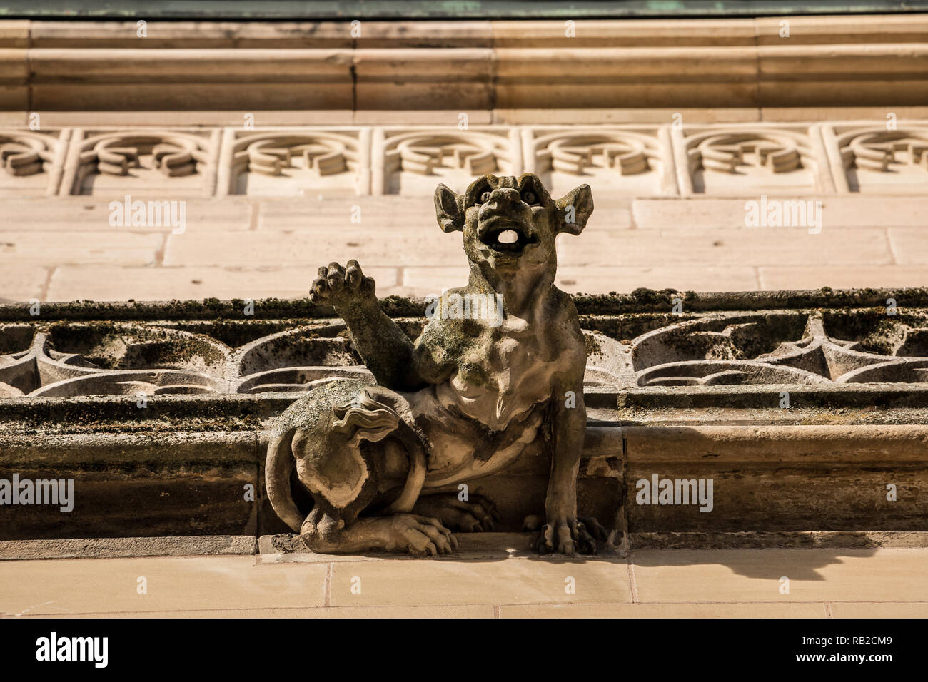 Gargouille de pierre sur le toit d'un bâtiment historique Banque D'Images