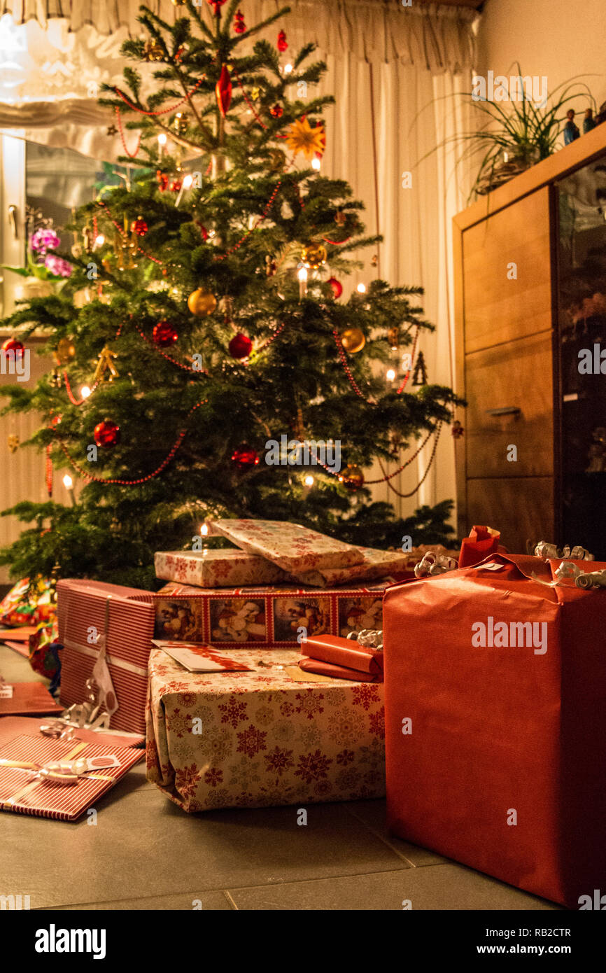 Arbre de Noël décoré avec des boules de Noël, bougies et cadeaux Banque D'Images