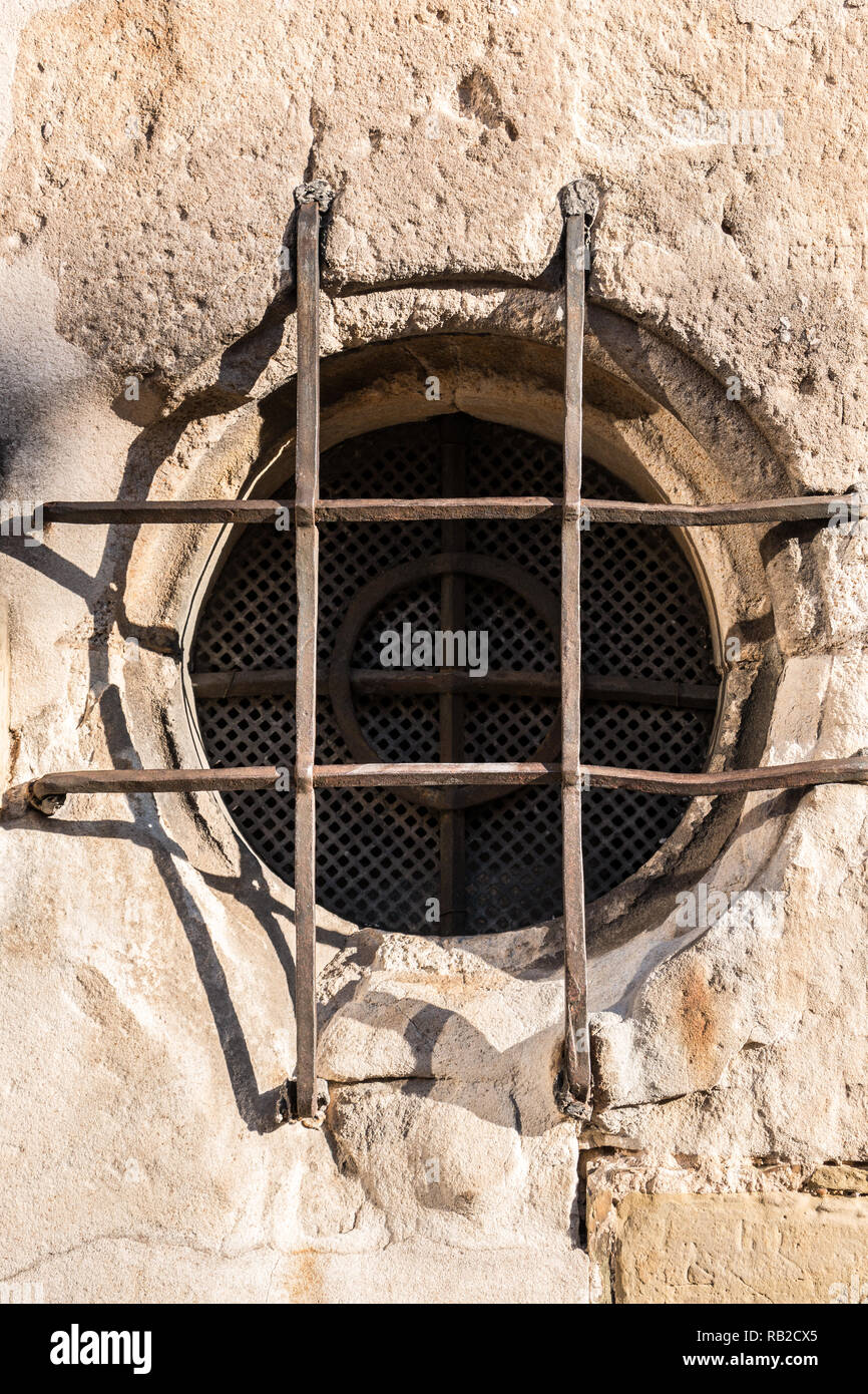 Bâtiment historique avec un treillis en acier en face de la fenêtre ronde Banque D'Images