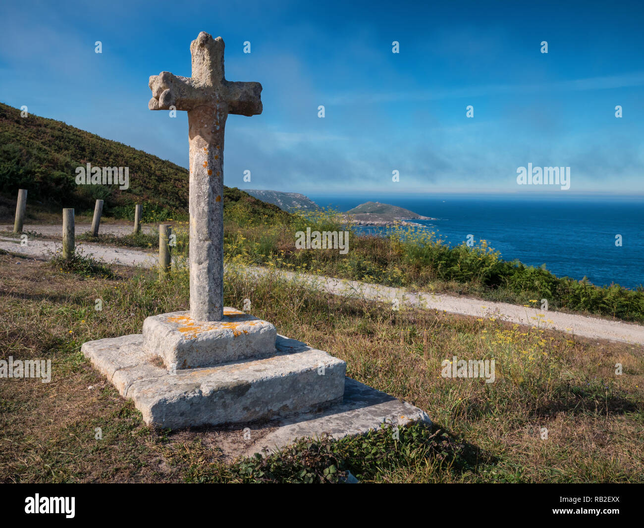 Calvaire en pierre de granit à côté de la chapelle de San Adrian Malpica de Bergantiños, Costa da Morte, en Galice, Espagne Banque D'Images