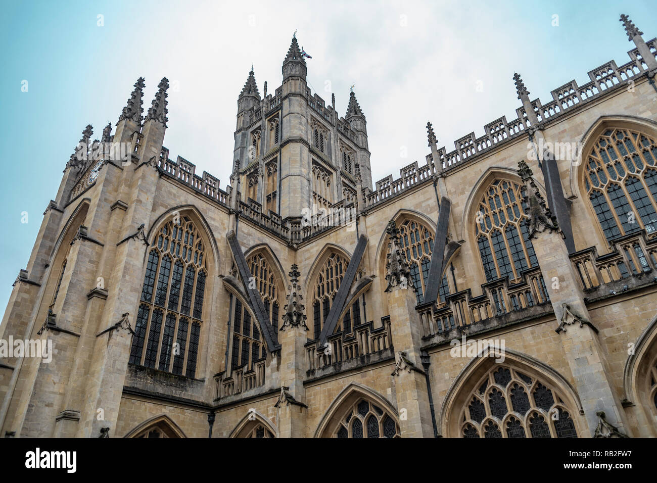 Bath, Angleterre - le 22 septembre 2018 : vue sur la rue de l'emblématique monument Abbaye de la ville de Bath en Angleterre. Banque D'Images
