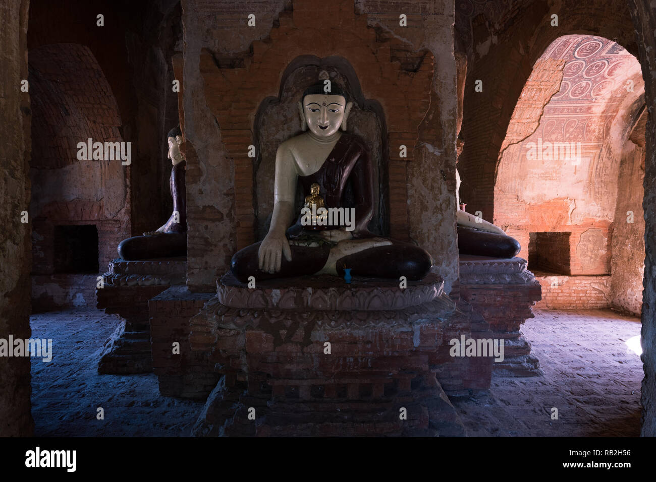 L'intérieur du temple avec des effigies de Bouddha, Bagan, Myanmar Banque D'Images