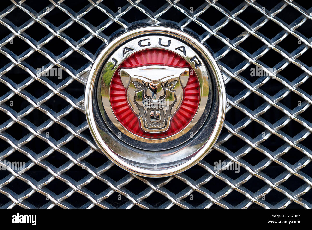 Logo insigne voiture Jaguar et grill Photo Stock - Alamy