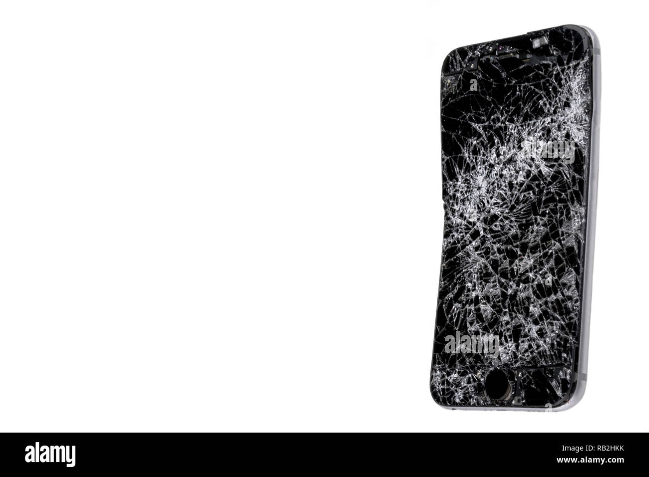 Mobile smartphone moderne écran cassé et de dommages-intérêts. Téléphone portable s'est écrasé et le grattage. La destruction de l'appareil. Gadget Smash, fond blanc ont besoin de réparations. Banque D'Images