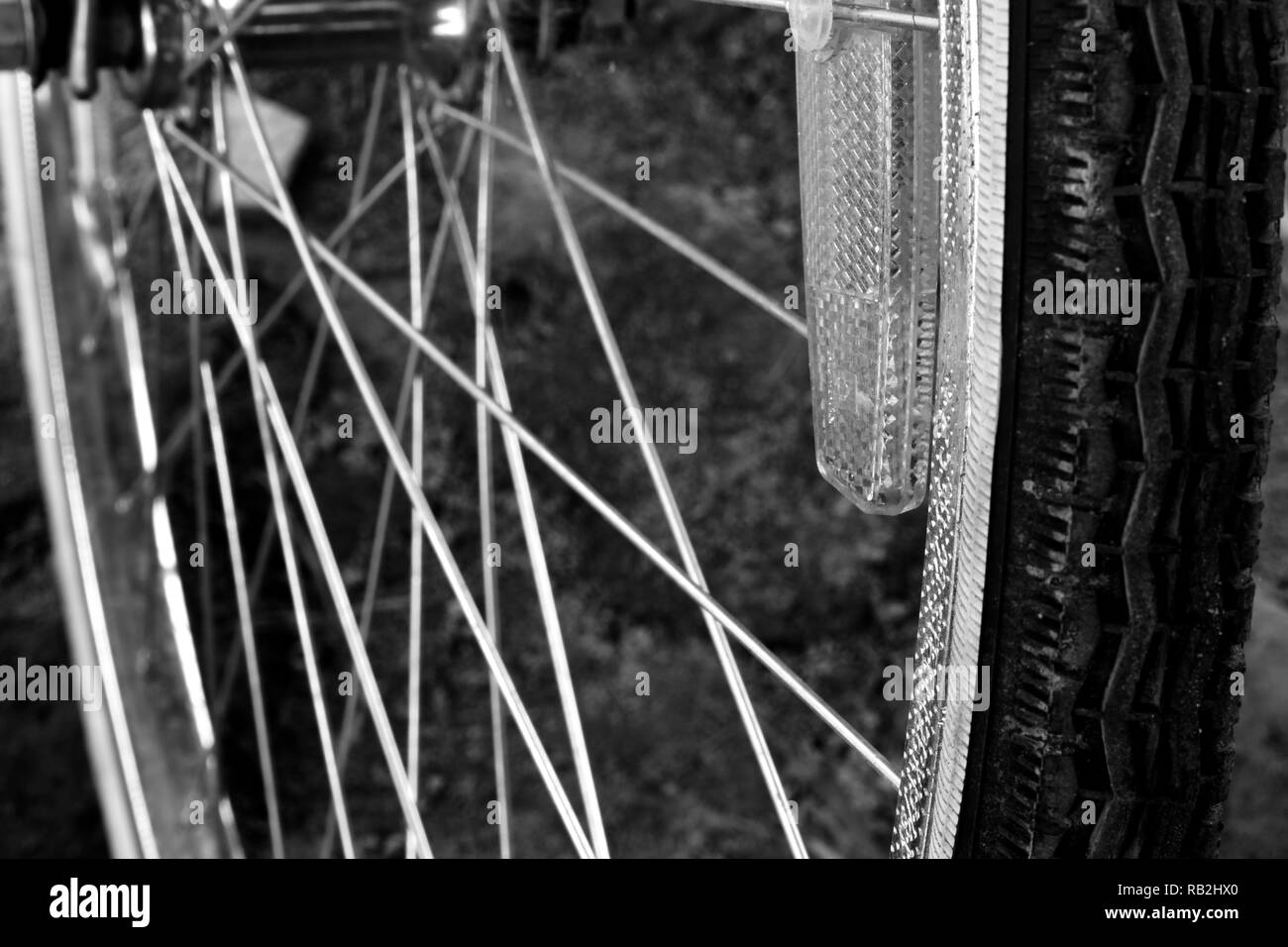 Roue d'une bicyclette en effet l'échelle de gris Banque D'Images