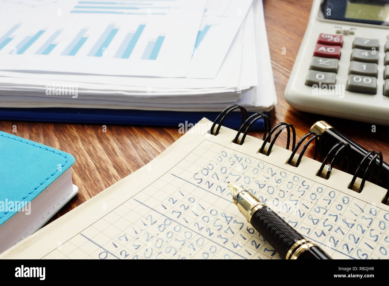 Chiffres financiers dans un livre de comptabilité analytique d'entreprise et des graphiques. Banque D'Images