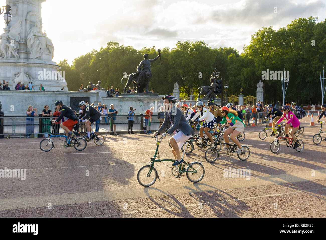 La dernière course cyclistes Victoria Memorial, Championnat du Monde Brompton 2018, Londres, Royaume-Uni Banque D'Images