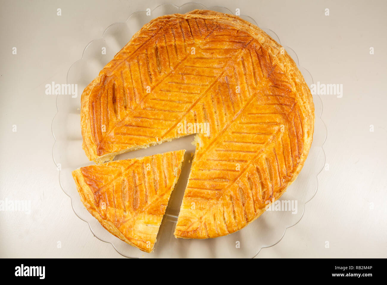 Roi de France avec un morceau de gâteau coupé sur un plat en verre Banque D'Images