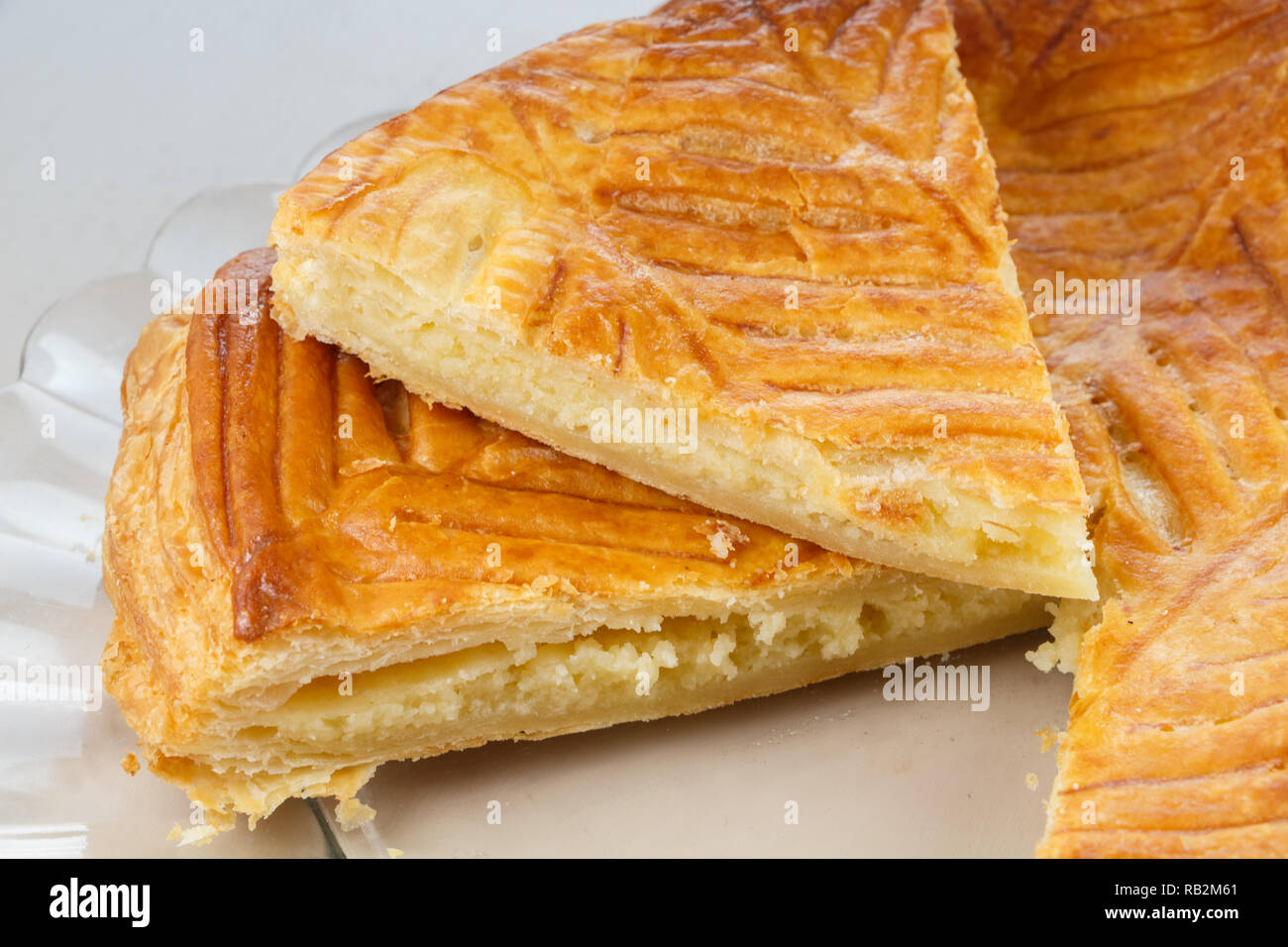 Roi de France avec un morceau de gâteau coupé Banque D'Images