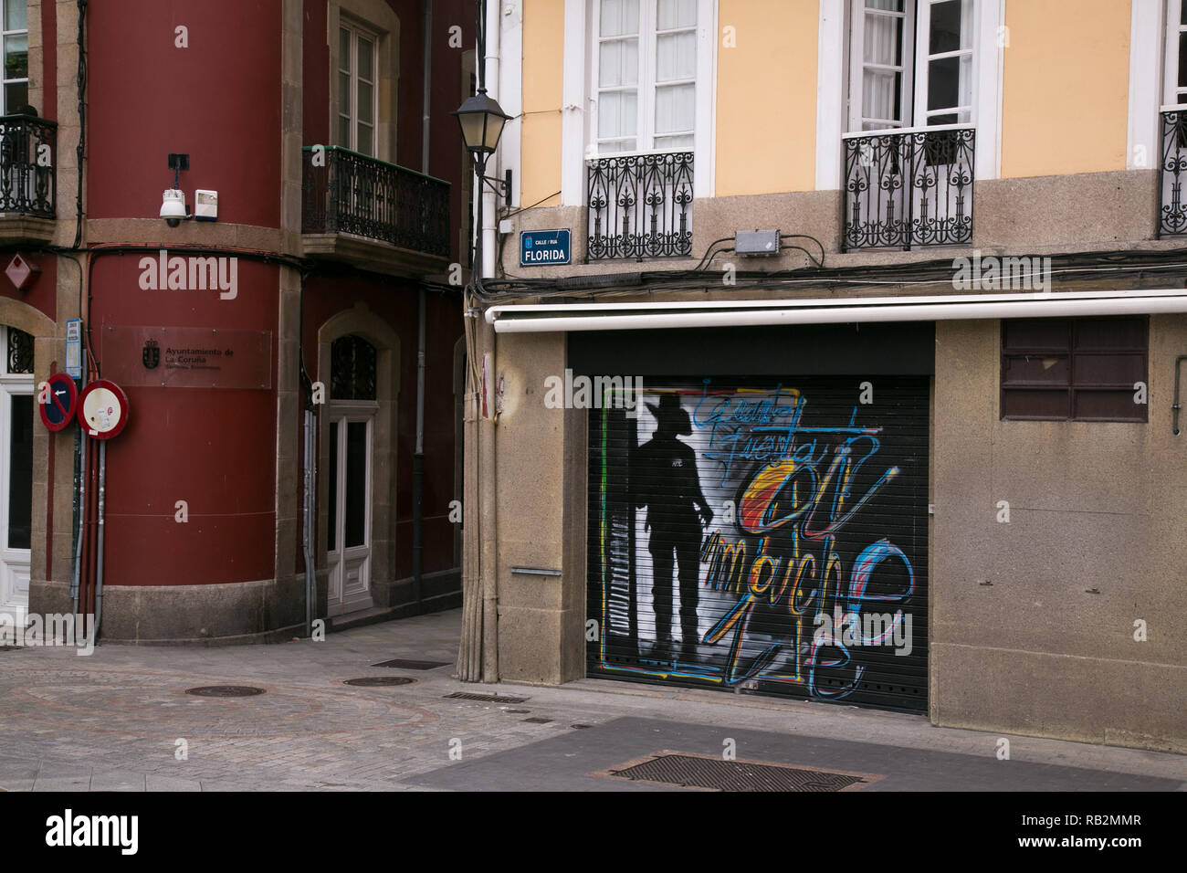 Un graffiti sur une porte fermée à La Coruna, Espagne. Banque D'Images