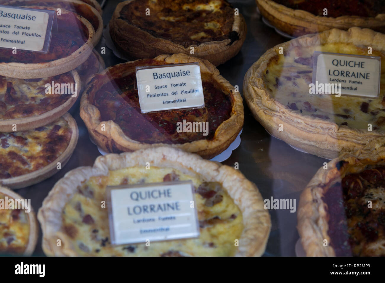 La quiche lorraine dans une vitrine à St Jean de Luz, France. Banque D'Images