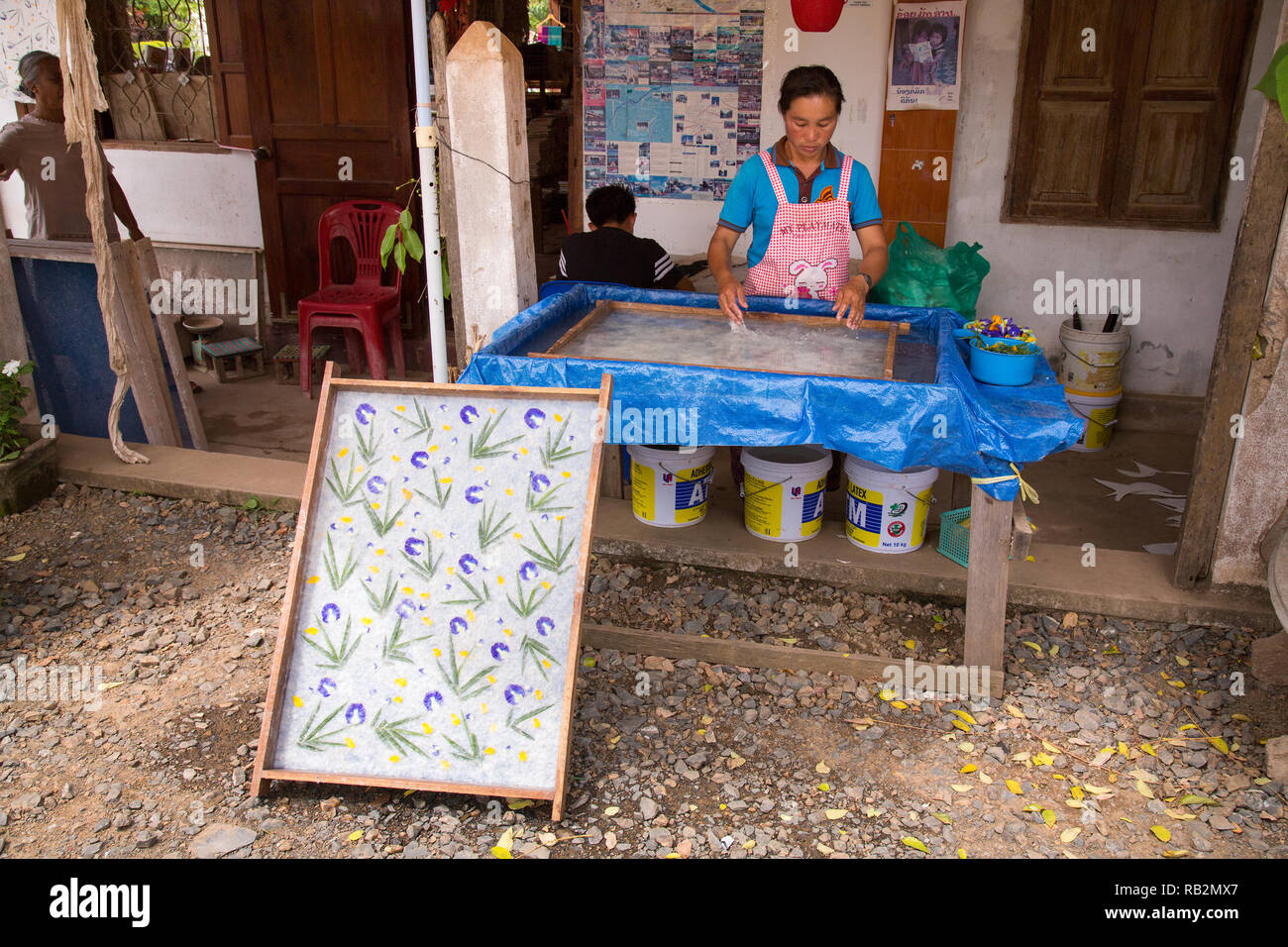 Une femme la fabrication du papier à la main au Laos. Banque D'Images