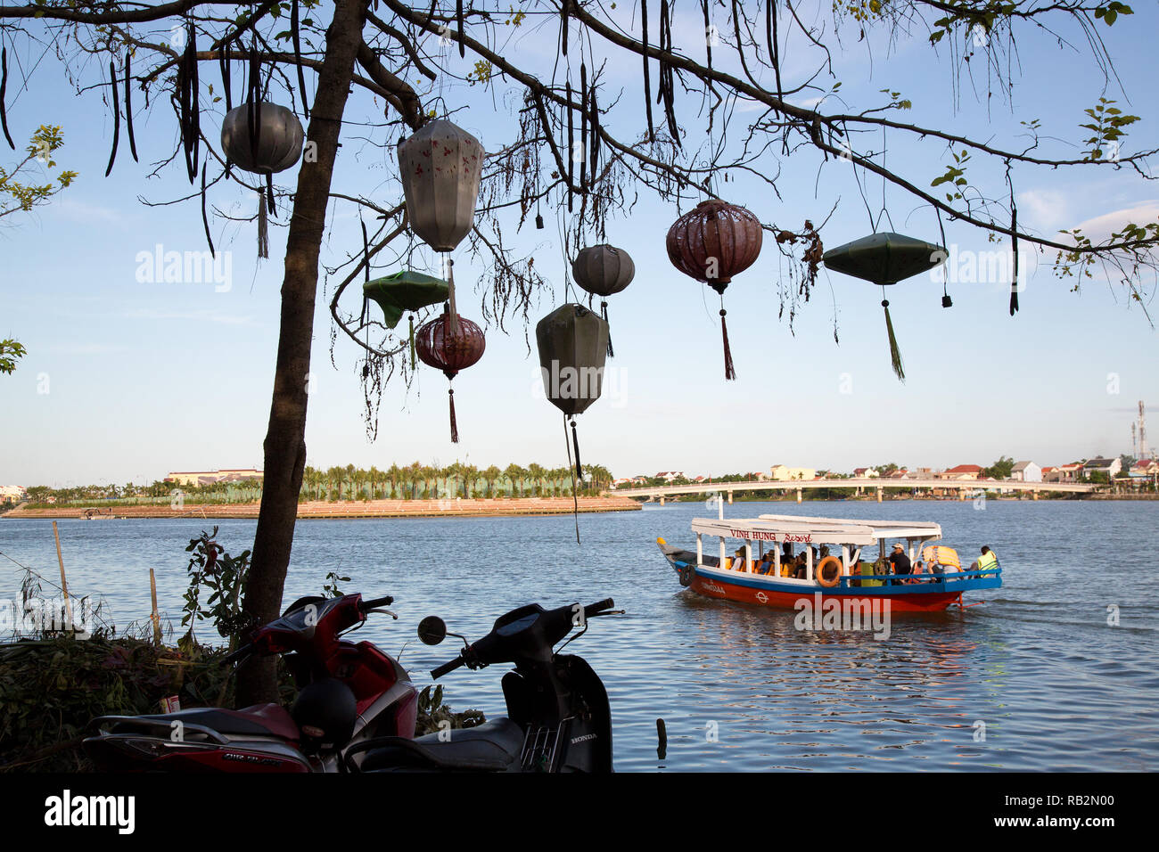 Bateau sur l'eau à Hanoi, Vietnam. Banque D'Images