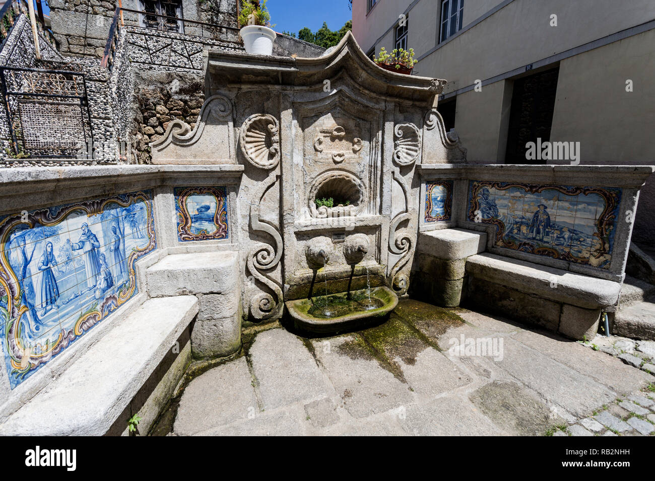 Vue de la fontaine de l'eau, Fonte do Assento, construit en style rococo Baroque tardif avec des bancs de pierre et des panneaux de carreaux bleu traditionnel, en Gouveia, Banque D'Images