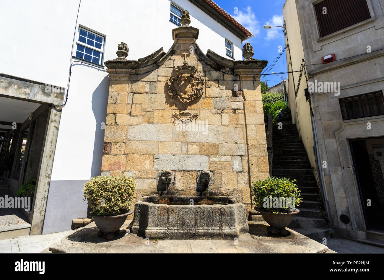 Vue de la fontaine publique, Chafariz, construit dans l'architecture baroque avec deux robinets de lavabo en Gouveia, Beira Alta, Portugal Banque D'Images