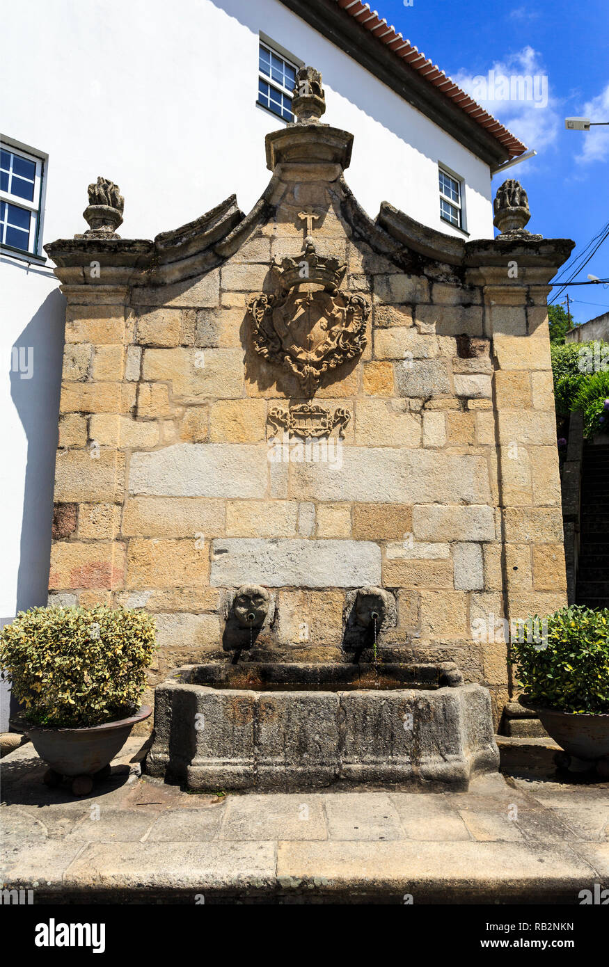 Vue de la fontaine publique, Chafariz, construit dans l'architecture baroque avec deux robinets de lavabo en Gouveia, Beira Alta, Portugal Banque D'Images