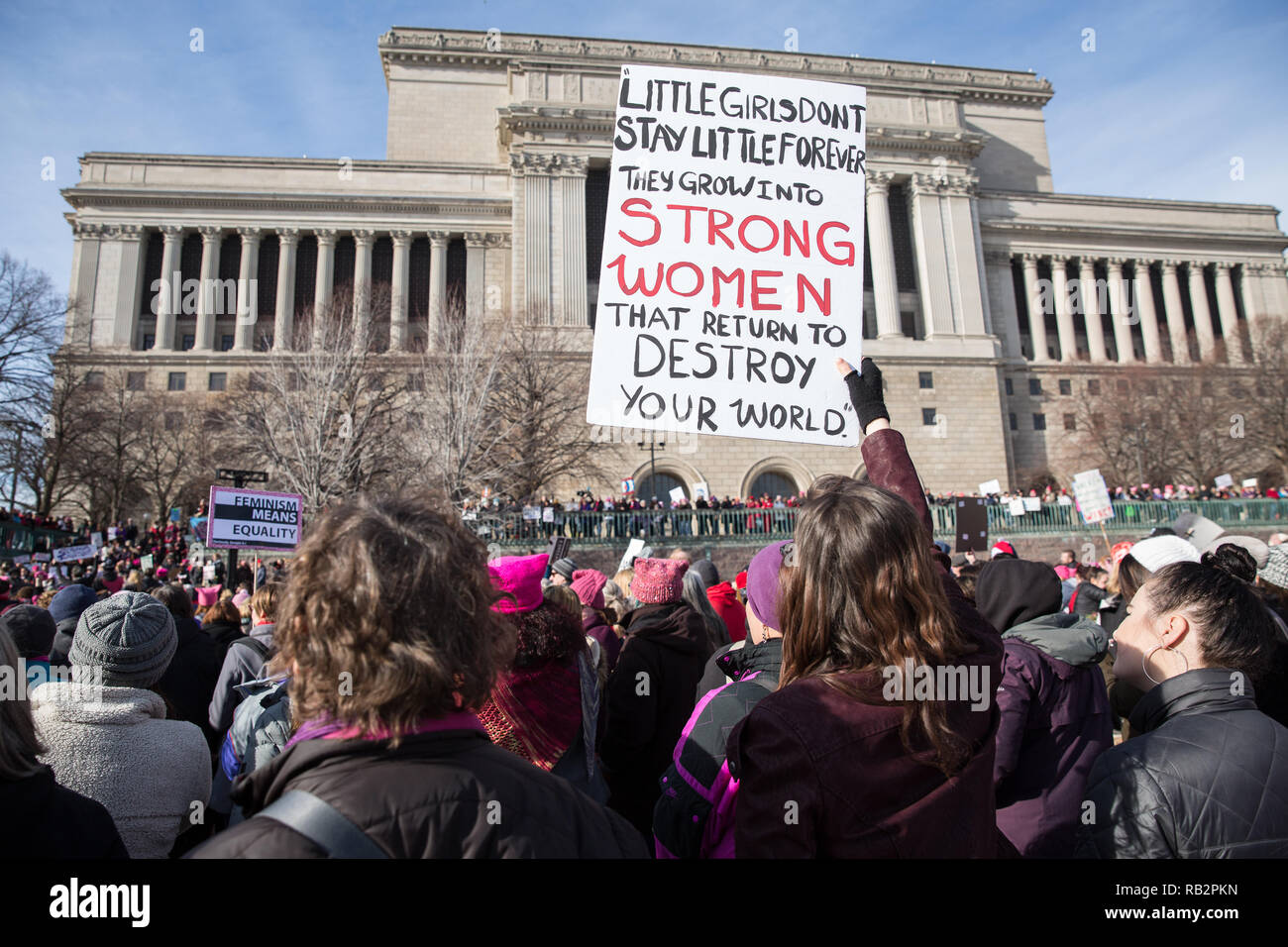 Une grande foule participe à la Marche des femmes 2018 Rally en dehors du Milwaukee County Court House le samedi 20 janvier. Banque D'Images