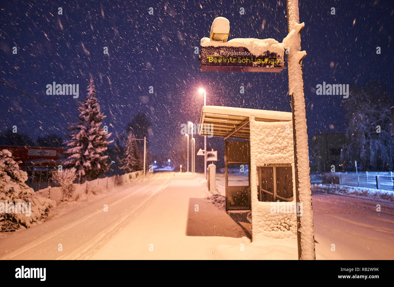 Allgäu, Allemagne. 5e jan 2019. Arrêt de train école Marktoberdorf couverts dans les début de l'hiver et de neige dans la matinée, à Marktoberdorf, Bavière, Allemagne, Allgäu, Janvier 06, 2019. © Peter Schatz / Alamy Live News Banque D'Images