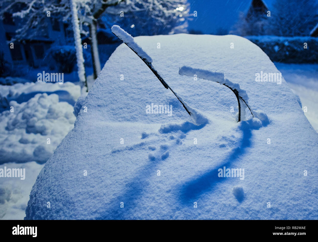 Allgäu, Allemagne. 5e jan 2019. Voitures couvertes de neige et chasse-neige essayer de lutter contre la lourde début de l'hiver et de neige dans la matinée, à Marktoberdorf, Bavière, Allemagne, Allgäu, Janvier 06, 2019. © Peter Schatz / Alamy Live News Banque D'Images