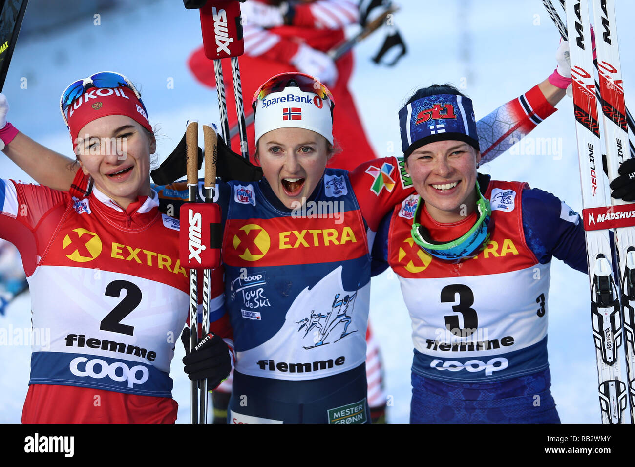 Vallée de Fiemme, Italie. 6 janvier 2019. Coupe du Monde de ski FIS, Mesdames montée finale ; Natalia Nepryaeva (RUS), Ingvild Flugstad Oestberg (NI), Krista Parmakoski (FIN) (à droite) sur le podium final : Action Crédit Plus Sport Images/Alamy Live News Crédit : Action Plus de Sports/Alamy Live News Banque D'Images