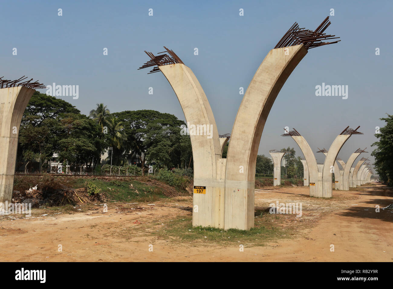 Dhaka, Bangladesh. 6 janvier 2019. Un site de construction de l'autoroute surélevée beaucoup-hyped à Dhaka. Le bon de travail, ce qui imposerait un délai de trois ans et demi, n'a pas encore été émise. Credit : SK Hasan Ali/Alamy Live News Banque D'Images