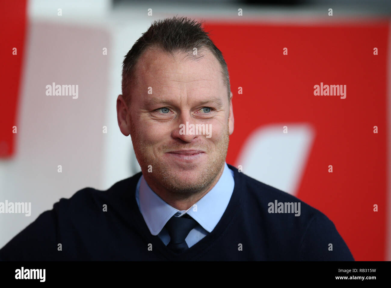 Newport, Royaume-Uni. 06 Jan, 2019. Newport County manager Michael Flynn regarde comme il parle à BBC sport de l'avant du jeu. L'unis en FA Cup, 3ème tour, Newport county v Leicester City à Rodney Parade à Newport, Pays de Galles le dimanche 6 janvier 2019. Ce droit ne peut être utilisé qu'à des fins rédactionnelles. Usage éditorial uniquement, licence requise pour un usage commercial. Aucune utilisation de pari, de jeux ou d'un seul club/ligue/dvd publications. Photos par Andrew Andrew/Verger Verger la photographie de sport/Alamy live news Crédit : Andrew Orchard la photographie de sport/Alamy Live News Banque D'Images