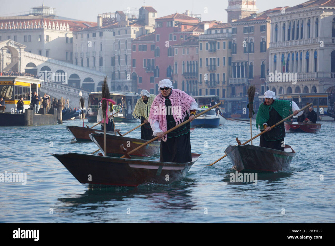 Venise, Italie. 6 janvier, 2019. Le rameur vénitien Francesco Guerra, surnom 'Malaga', marqué par la Châle rose, tandis que l'aviron dans la première position, lors de la traditionnelle course de bateaux d'aviron, sur le Grand Canal, entre rameurs habillé en Befane, le 6 janvier 2019. à Venise, Italie. © Andrea Merola / éveil / Alamy Live News Banque D'Images