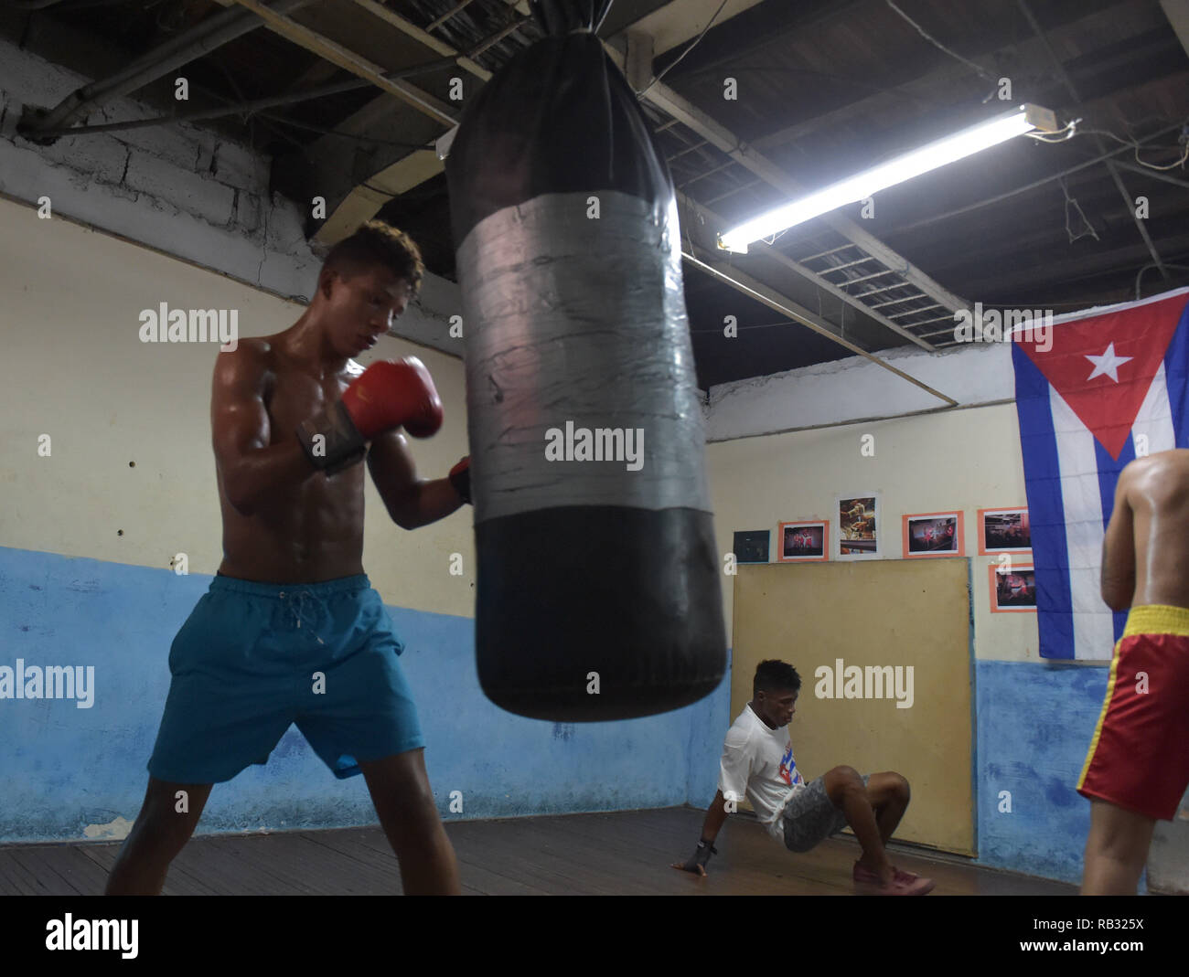 La Havane, La Havane, Cuba. 12 octobre, 2018. Un jeune boxeur surnommé ''la juventud'' Les jeunes, vu la formation au chocolat pour enfants salle de sport à La Havane, Cuba.boxeurs cubains sont les plus réussi de l'histoire de la boxe amateur, Cuba a remporté 32 médailles d'or olympique depuis 1972, .En 1962, la boxe professionnelle a été interdite à Cuba par Fidel Castro. Comme une conséquence de l'interdiction de Castro, si pompiers veulent poursuivre leur rêve de devenir champions du monde qu'ils ont à faire de la décision déchirante à défaut par rapport au pays et il peut être très difficile pour eux parce qu'ils sont excommuniés et séparé de Banque D'Images