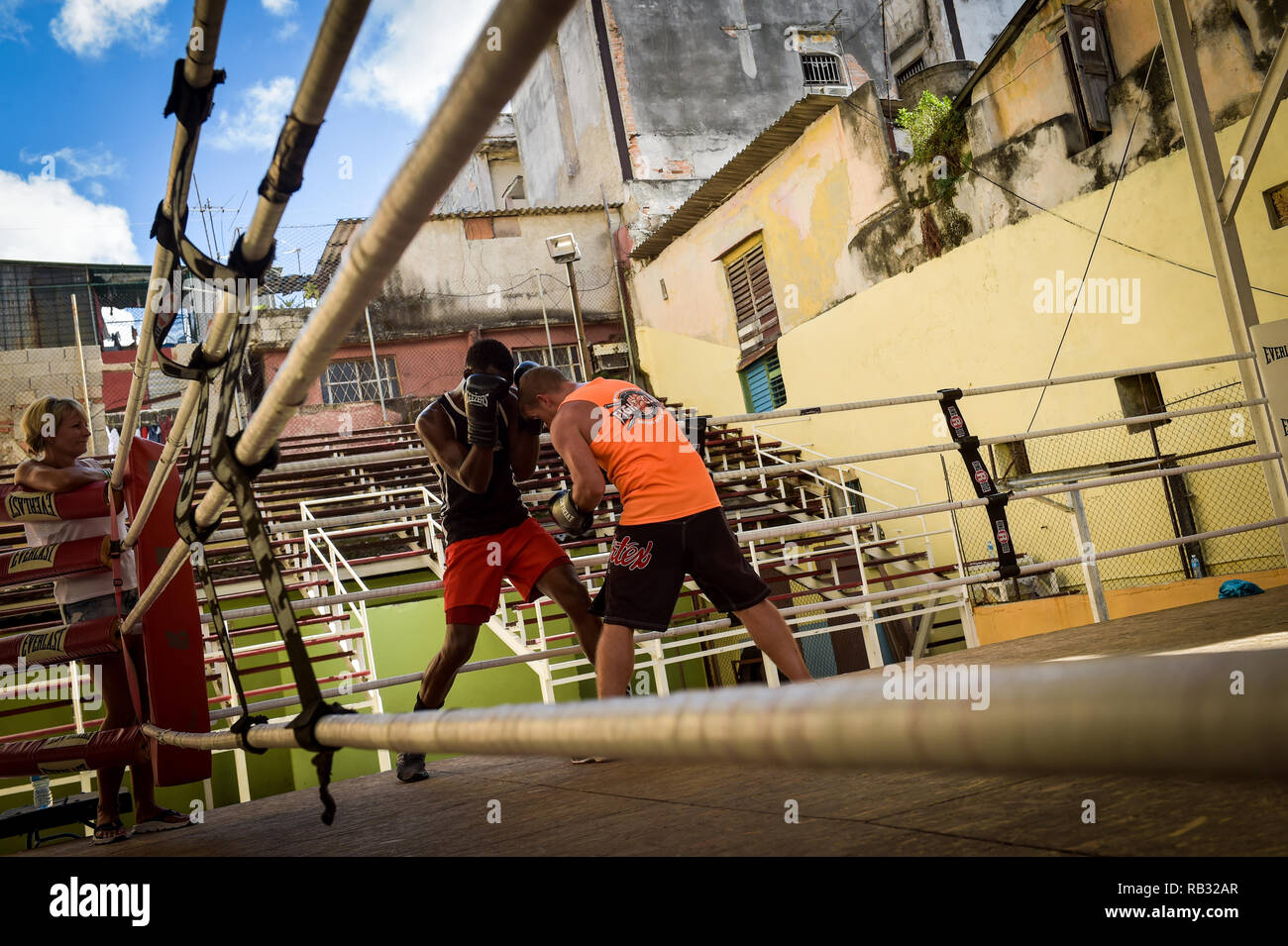 La Havane, La Havane, Cuba. 9 octobre, 2018. Vu les boxeurs dans l'anneau d'entraînement au camp d'entraînement Rafael Trejo à La Havane, Cuba.boxeurs cubains sont les plus réussi de l'histoire de la boxe amateur, Cuba a remporté 32 médailles d'or olympique depuis 1972, .En 1962, la boxe professionnelle a été interdite à Cuba par Fidel Castro. Comme une conséquence de l'interdiction de Castro, si pompiers veulent poursuivre leur rêve de devenir champions du monde qu'ils ont à faire de la décision déchirante à défaut par rapport au pays et il peut être très difficile pour eux parce qu'ils sont excommuniés et séparés de leurs familles. Les deux Banque D'Images