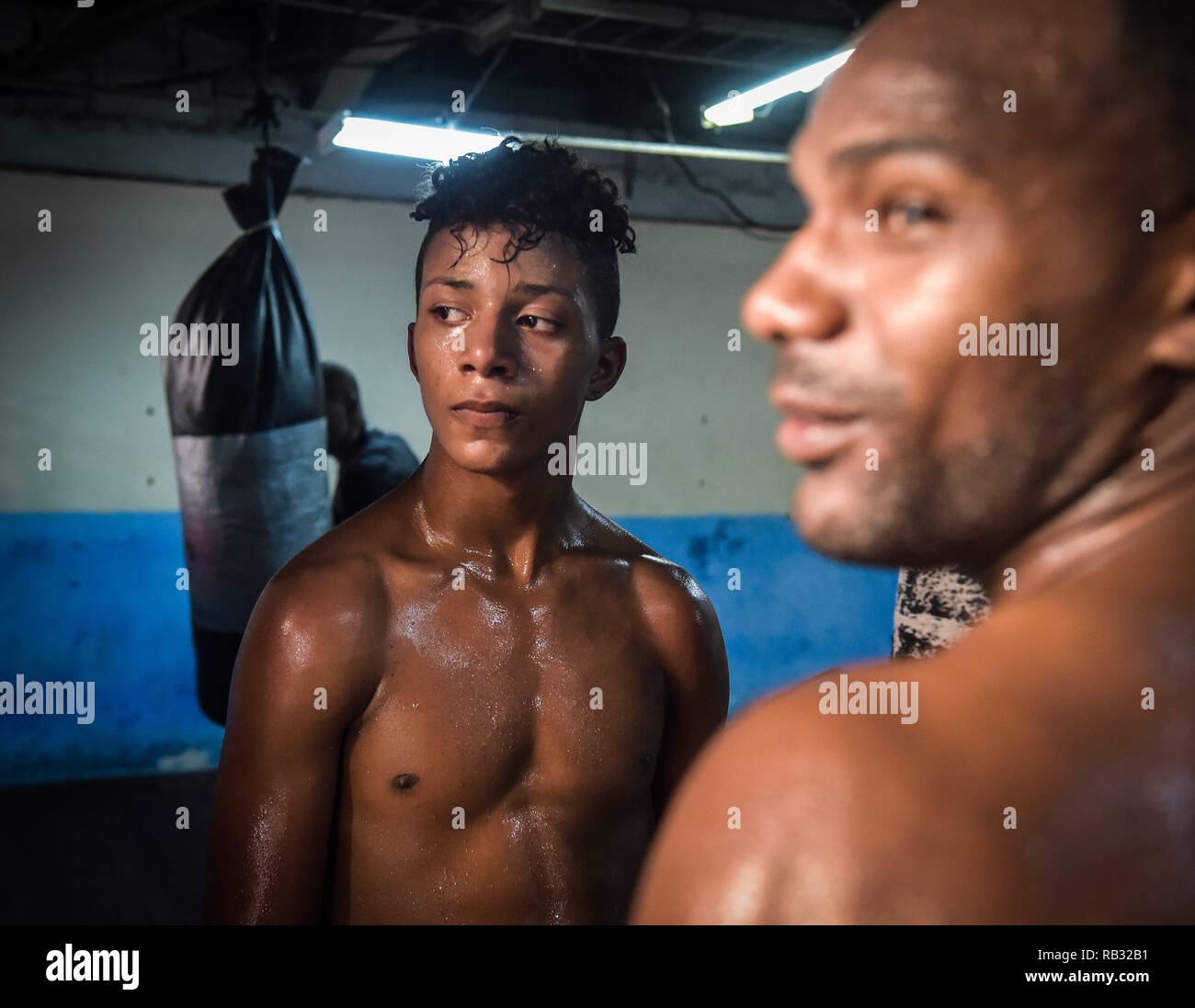 La Havane, La Havane, Cuba. 12 octobre, 2018. Un jeune boxeur surnommé ''la juventud'' Les jeunes vu prendre une pause de la formation après une session de formation à l'enfant de sport Chocolat à La Havane, Cuba.boxeurs cubains sont les plus réussi de l'histoire de la boxe amateur, Cuba a remporté 32 médailles d'or olympique depuis 1972, .En 1962, la boxe professionnelle a été interdite à Cuba par Fidel Castro. Comme une conséquence de l'interdiction de Castro, si pompiers veulent poursuivre leur rêve de devenir champions du monde qu'ils ont à faire de la décision déchirante à défaut par rapport au pays et il peut être très difficile pour eux becau Banque D'Images