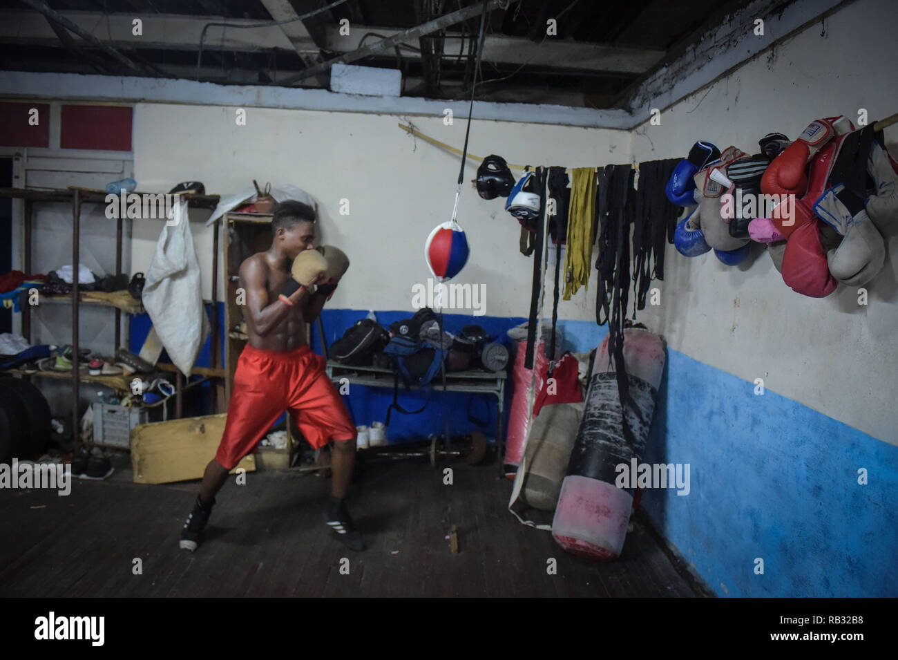 La Havane, La Havane, Cuba. 12 octobre, 2018. Un jeune boxeur vu travailler sur un sac au chocolat pour enfants camp d'entraînement à La Havane, Cuba.boxeurs cubains sont les plus réussi de l'histoire de la boxe amateur, Cuba a remporté 32 médailles d'or olympique depuis 1972, .En 1962, la boxe professionnelle a été interdite à Cuba par Fidel Castro. Comme une conséquence de l'interdiction de Castro, si pompiers veulent poursuivre leur rêve de devenir champions du monde qu'ils ont à faire de la décision déchirante à défaut par rapport au pays et il peut être très difficile pour eux parce qu'ils sont excommuniés et séparés de leurs fami Banque D'Images